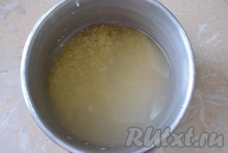 Для приготовления риса промойте его несколько раз в холодной воде. В кастрюле вскипятите воду (рис для этого гарнира я варю в достаточно большом количестве воды), выложите промытый рис. Дайте воде с рисом закипеть, подсолите и варите до готовности риса на небольшом огне. В среднем рис варится с момента закипания 20-25 минут (продолжительность варки во многом зависит от сорта риса, поэтому точно время варки смотрите на упаковке).