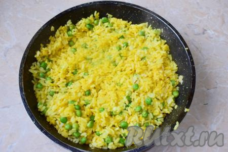 Вкусный, аппетитный рис с зелёным горошком готов, к столу подаём в горячем виде в качестве самостоятельного блюда или в качестве гарнира. Это блюдо и насытит, и порадует яркими красками, угощайтесь!