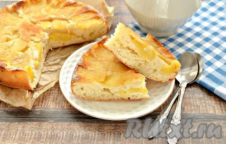 Достаём заливной пирог с яблоками из духовки, даём немного остыть и вынимаем аккуратно из формы, оставляем до полного остывания. Затем нарезаем, подаём к столу и с удовольствием угощаемся! Благодаря тому, что тесто замешивается на кефире, пирог получается нежнейшим!