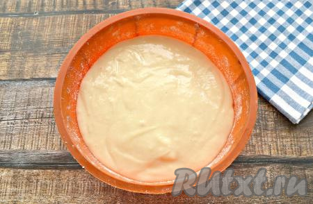 Яблочную начинку залить тестом.