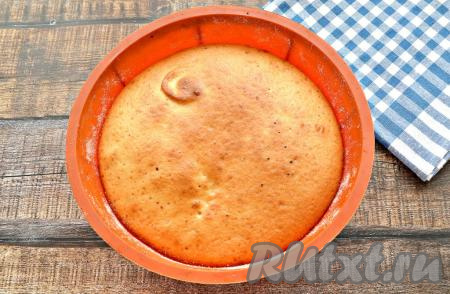 Отправить форму в прогретую до 180 градусов духовку на 30 минут. Готовность выпечки проверить сухой деревянной палочкой: проткнуть яблочный заливной пирог, палочку достать, если она осталась сухой, значит пора вынимать форму из духовки.