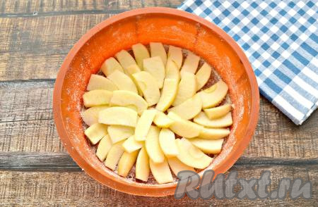 Яблоки очистить от кожуры и семечек, нарезать тонкими ломтиками. Дно и бока формы для выпечки (у меня форма диаметром 22 см) смазать кусочком сливочного масла (или маргарина), а затем присыпать панировочными сухарями. На дно формы выложить нарезанные яблоки. Если вам нравится аромат корицы, то можно присыпать сверху начинку этой молотой пряной специей.