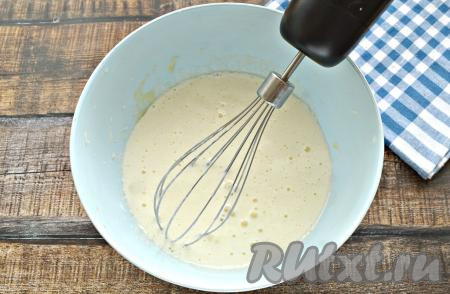 Влить в получившуюся яичную смесь тёплый кефир, снова взбить в течение 30-40 секунд.