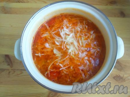 Вслед за обжаренными овощами добавить капусту, дать закипеть, а затем варить борщ на минимальном огне 10-12 минут.