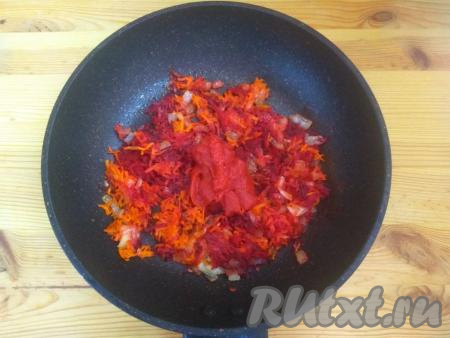 Затем добавить к обжаренным овощам томатную пасту, перемешать и прогреть в течение 1 минуты.
