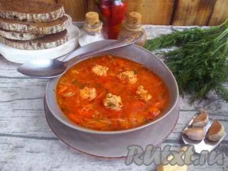 Разлить борщ с фрикадельками в горячем виде по тарелкам и сразу подать к столу. Прекрасным дополнением к этому блюду станут чёрный хлеб, зелень, чеснок и острый перец. Борщ получается ароматным, сытным и очень вкусным. Надеюсь, это аппетитное первое&nbsp;блюдо понравится и вам!