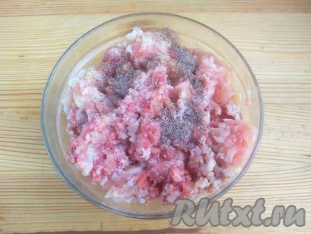 Мясной фарш посолить, поперчить и перемешать.