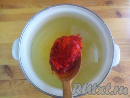 Когда кусочки картофеля проварятся в закипевшей воде минут 5, выложить в кастрюлю обжаренные овощи.