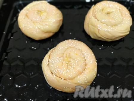 Сверху вертуты можно посыпать кунжутом.