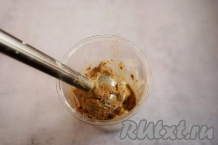 Готовую печень с овощами солим, приправляем специями по вкусу (я люблю использовать смесь перцев, но можно взять и любые другие). Сняв с огня, даём печёнке с морковкой и луком остыть, перекладываем в чашу погружного блендера немного взбиваем, затем добавляем 100 грамм размягчённого сливочного масла и хорошенько взбиваем до однородной консистенции. 