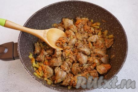 Обжариваем печёнку с овощами в течение минут 5-7 (до готовности печени) на среднем огне. Проверить готова ли печёнка можно следующим образом: если при прокалывании зубочисткой (или вилкой) выделяется прозрачный сок (без кровяных примесей), значит печень готова. Помните, куриная печёнка жарится довольно быстро, поэтому не стоит далеко уходить&nbsp;от плиты.