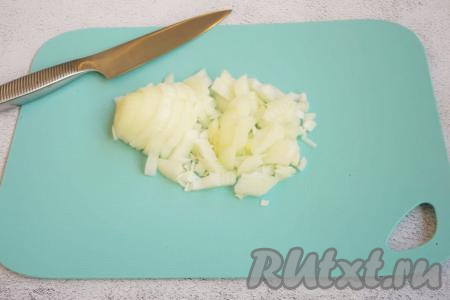 Сливочное масло нужно заранее достать из холодильника, чтобы оно согрелось при комнатной температуре и стало более мягким. Приготовление нежнейшего паштета из куриной печени начинаем с того, что очищаем луковицу и нарезаем её небольшими кусочками.