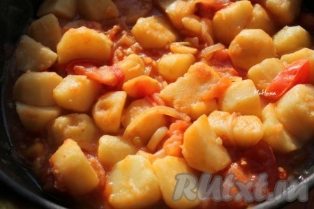 Тушите картофель с овощами до готовности.
