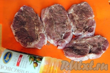 Стейк из свинины обмажьте оливковым маслом, посыпьте молотым душистым перцем.