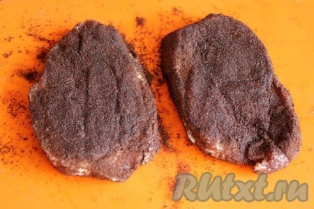 Затем обваляйте, т.е. запанируйте мясо в молотом кофе и дайте ему промариноваться полчаса.