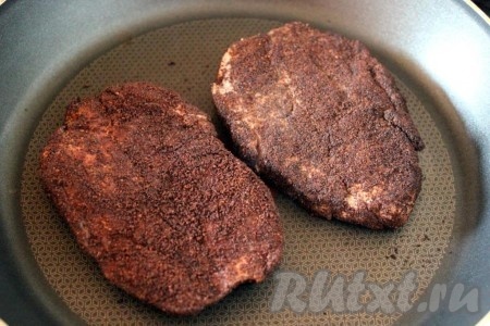 Обжарьте стейки из свинины на раскаленной сковороде по 2-3 раза в течение минуты с каждой стороны и затем жарьте до готовности на среднем огне, периодически переворачивая.