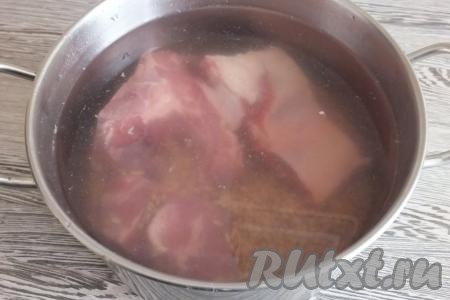 Залейте 2,5 литрами холодной воды, поставьте на огонь. Варите после закипания 2 часа на небольшом огне, снимая образующуюся пену.