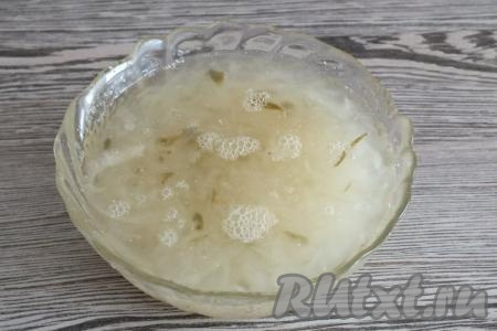 На средней тёрке натрите огурцы, выложите в глубокую тарелку, долейте рассол (общий объём рассола с натёртыми огурцами должен быть 250 мл).