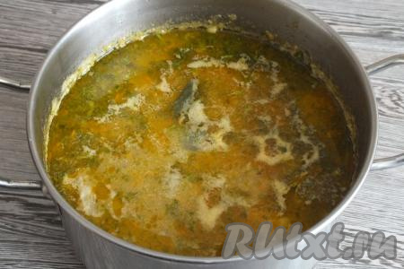 Готовый рассольник прикройте крышкой, оставьте на 20 минут настояться, а затем подавайте на стол.