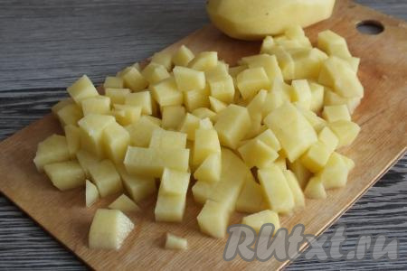 Нарежьте очищенный картофель на кубики со стороной, примерно, 1 см.