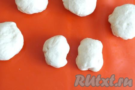 Каждую часть разрежьте пополам.