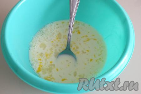 Добавьте соль, сахар, яйцо, хорошо перемешайте.