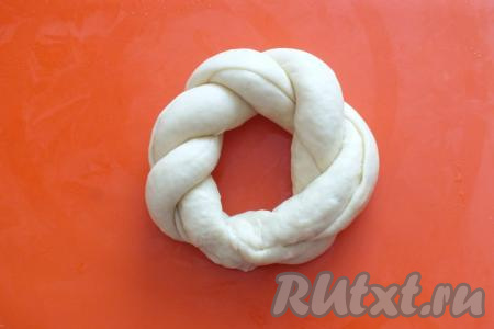 Противоположные края "жгутика" соедините. Серединку слегка растяните. Заготовка турецкой булочки готова.