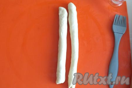 Аналогично скрутите в трубочку и вторую половинку теста.