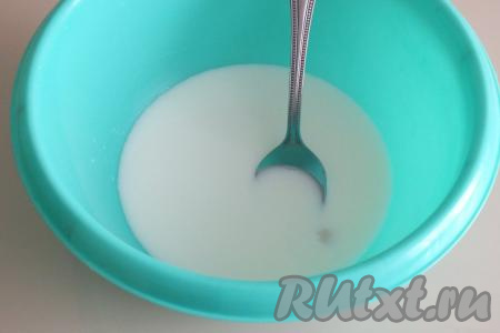 В миске соедините тёплую воду и тёплое молоко (температура смеси воды и молока не должна быть выше 40 градусов), раскрошите дрожжи (или всыпьте сухие дрожжи) и перемешайте до растворения.