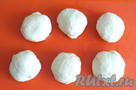 Разделите тесто на 6 равных частей.