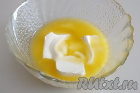 Сливочное масло слегка растопите, отставьте в сторону.