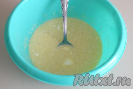 Добавьте негорячее слегка растопленное сливочное масло, перемешайте.