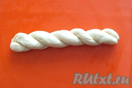 Трубочки перекрутите между собой в "жгутик", края прищипните.