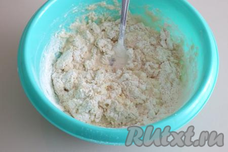 Начните перемешивать получившуюся массу ложкой. Как только станет трудно перемешивать, добавьте 0,5 стакана муки (в процессе дальнейшего замеса добавляйте муку по мере необходимости).