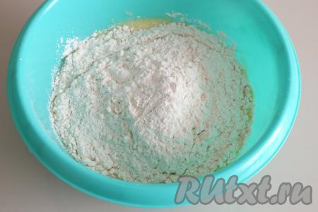 Всыпьте 3 стакана муки.