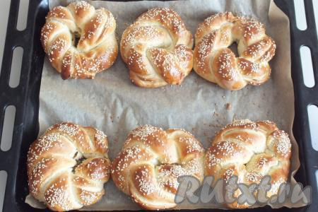 По истечении времени готовые турецкие булочки с кунжутом достаньте из духовки. Охладите на противне.