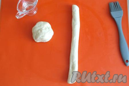 Раскатанный пласт скрутите в продольную трубочку.