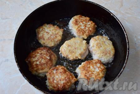 Сковороду для тефтелей выбирайте с высокими бортиками. Разогрейте сковороду до горячего состояния, налейте немного растительного масла. Мокрыми руками формируйте тефтели и выкладывайте их на сковороду. Обжарьте куриные тефтельки на сильном огне до румяной корочки с двух сторон.