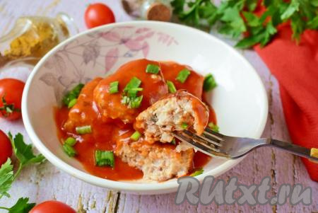 Сочные, аппетитные куриные тефтели разложите со сковороды по тарелкам и в горячем виде подайте к столу. Тефтельки можно подать с гарниром (например, с картошкой или рисом), поливая томатным соусом, в котором они тушились. Уверена, это блюдо понравится всей семье!