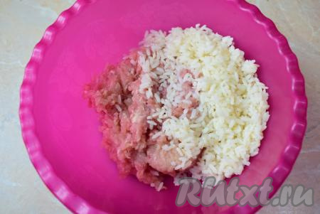 Прокрутите через мясорубку куриное филе,  к получившемуся фаршу добавьте отваренный остывший рис. 