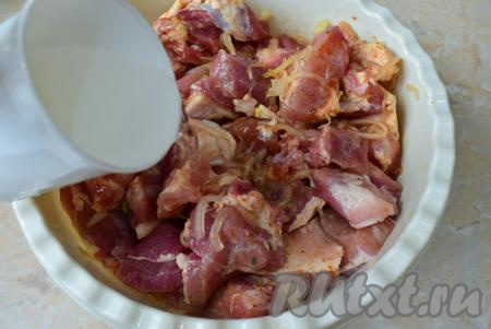 Пищевой столовый уксус 9% смешайте с водой и залейте этой смесью мясо, хорошо перемешайте. Оставьте шашлык из свинины мариноваться в уксусе и луке на 1,5-2 часа, накрыв посуду крышкой. В течение этого времени 1-2 раза мясо необходимо будет перемешать.