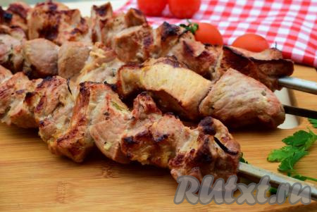 Вкусный, мягкий и ароматный шашлык из свинины, замаринованный в уксусе и луке,&nbsp;готов. Угощайтесь сразу же, пока он горячий и сочный!