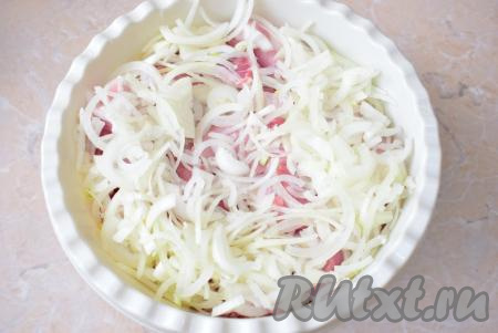 Лук очистите от шелухи, ополосните в холодной воде и нарежьте полукольцами. Луковицы нарезаем достаточно тонко, так как в этом рецепте лук - один из двух основных компонентов маринада и нам необходимо, чтобы он дал сок. Луковый сок прекрасно размягчает мясо и оно становится нежнее. Добавьте нарезанный лук к мясу. Лук можно немного помять руками, чтобы он стал мягче и быстрее пустил сок.