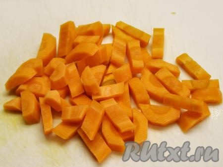 Морковь моем, чистим и нарезаем некрупными ломтиками (или кружочками). Можно натереть её на тёрке.
