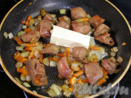 Когда свиная печень будет готова, добавляем в сковороду кусочек&nbsp;сливочного масла, перемешиваем и обжариваем, помешивая, до полного растапливания масла, снимаем с огня. Оставляем остывать жареную печёнку до комнатной температуры.