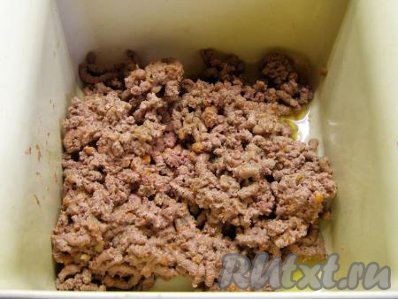 Остывшую печень, обжаренную с морковью, луком и сливочным маслом, пропускаем через мясорубку. Если вы хотите, чтобы паштет получился более нежным и однородным, то можно прокрутить печень через мясорубку дважды.