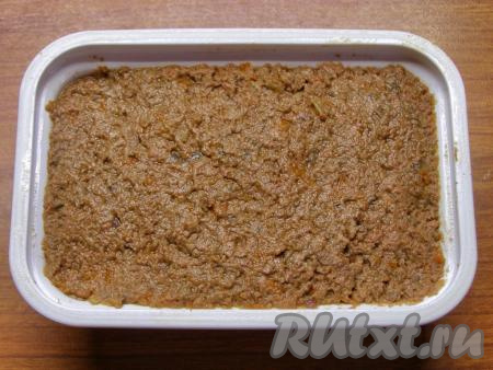 Далее перекладываем паштет в подходящую форму (я использовала ванночку из-под плавленого сыра) и убираем в холодильник до полного застывания (часа на 3-4).