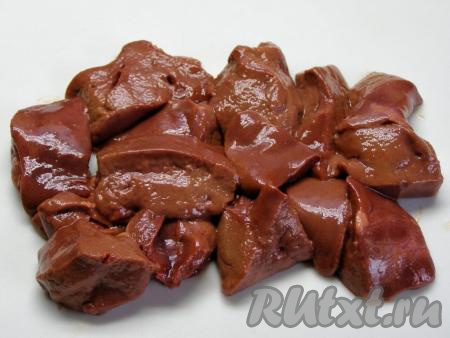 Свиную печень споласкиваем холодной водой, просушиваем бумажным полотенцем и нарезаем на достаточно крупные кусочки.