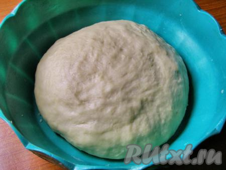 Через час сдобное тесто увеличится в объёме в 2-3 раза, станет воздушным и мягким.