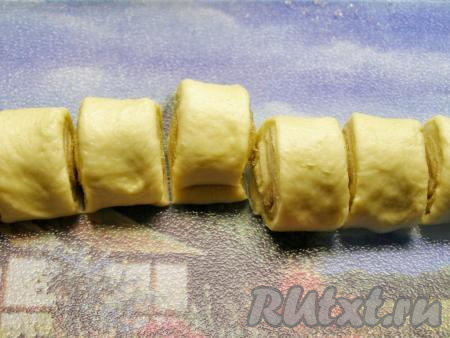 Разрезаем каждый рулет на одинаковые кусочки шириной, примерно, 3-4 см.